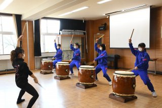 3面：地域の達人から技伝授　浦川原中生徒が「学ぶ会」　和太鼓など６コース体験