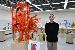8面：空き箱を作品に　上越科学館で高橋和真さん作品展　100点が会場彩る