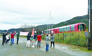 1面：３年ぶり運行「雪月花」大糸線乗り入れ　晩秋の姫川渓谷走る