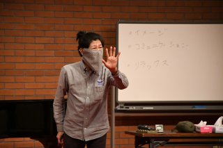 10面：来年３月の発表会へ練習開始　上越文化会館「シニアのための演劇・合唱ワークショップ」１９人が初顔合わせ　市民劇団設立の一環