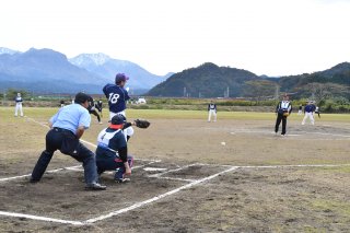 13面：１１チーム１６３人参加し親睦　糸魚川市民親善ナイスミドル・レディースソフトボール大会