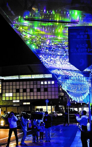 1面：イルミ冬のまちに彩り　糸魚川駅前アーケードで点灯　コロナ終息など願い