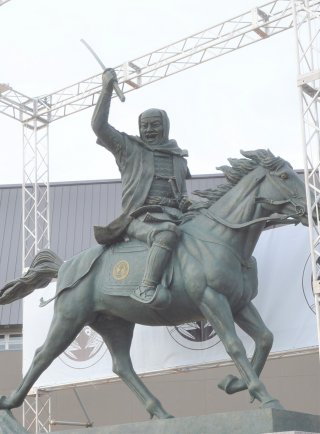 1面：謙信公武道館の前に設置された上杉謙信公騎馬像を除幕