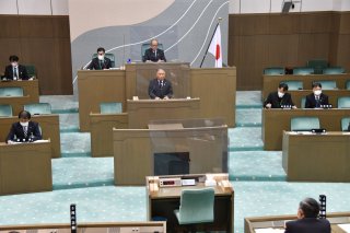4面：臨時会を招集し職員給与改正即決　糸魚川市議会