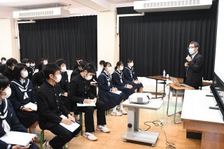 6面：正しい知識で生活習慣　２、３年生が聴講　吉川中でがん教育講演会