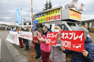15面：〈日米共同訓練〉市民団体 無言で抗議活動　横断幕とプラカード