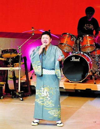 1面：感謝込めて熱唱　地元歌手・石塚友和さん、２０周年記念し歌謡ショー　元気届ける