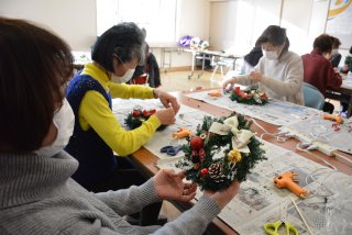 3面：糸魚川市シルバー人材センター女性会員らリース作製　仕上がりに満足