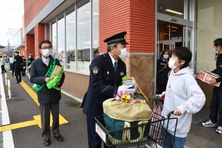 1面：平穏な年末に　特殊詐欺・交通事故防止　糸魚川署など４団体、スーパーで街頭広報　買い物客へ呼び掛け