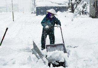 1面：今季初の積雪、山間部大雪に　住民除雪に追われる　糸魚川市