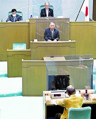 1面：出馬意向も表明避ける　次期市長選で米田市長　吉岡氏、多選に反対