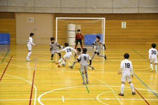 6面：１５チーム熱戦　春日ＳＳＳ優勝　東北電力杯少年フットサル上越地区予選