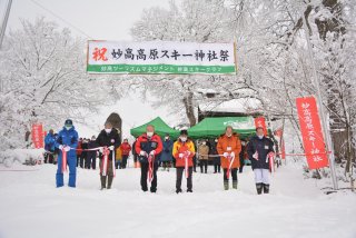 7面：安全とにぎわい祈願　新型コロナ対策万全に　妙高市関川でスキー神社祭