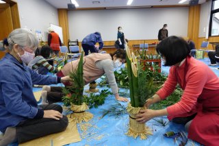 3面：ミニ門松を手作り　正月に向け和やかに　名立地区公民館