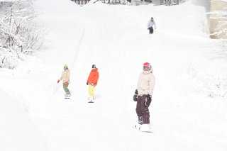 1面：新雪で初滑り堪能　赤倉温泉スキー場が今シーズン営業開始