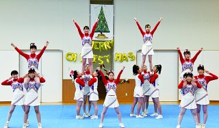 1面：コロナを吹き飛ばせ　糸魚川チアリーディングクラブクリスマス発表会　ＯＢ１０人〝復活〟