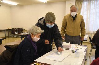 6面：一人一人に指導　水彩画教室に６人　佐藤一雄さん講師に　柿崎地区公民館