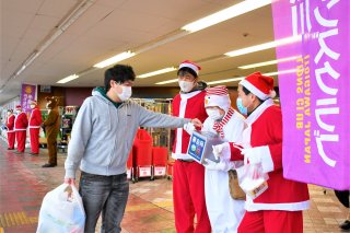 14面：サンタ衣装で協力呼び掛け　歳末助け合い募金　糸魚川ライオンズクラブ