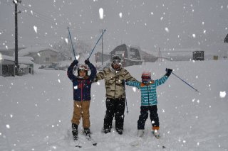 10面：糸魚川市内２スキー場 予定通りオープン　ファン初滑り