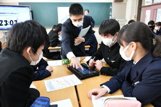 4面：日本の財政考える　新潟財務事務所職員講師に、講義と討論　上教大附属中３年生