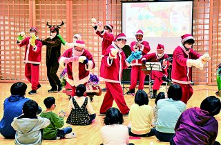 1面：プレゼント届け楽しく　ひすいの里総合学校など　サンタが訪問　糸魚川ＬＣ