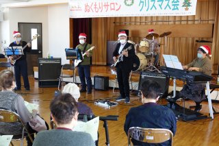 10面：クリスマス会で清里バンド演奏　上越市社協清里支所