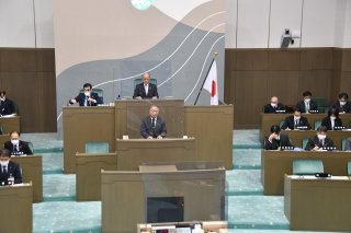 4面：糸魚川市議会１２月定例会　コロナ対応補正予算 成立　１８議案可決し閉会