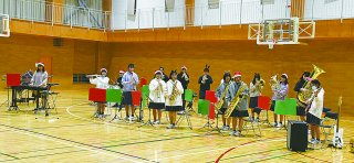 10面：力込め本年度初演奏　関根学園高吹奏楽部クリスマスコンサート