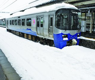 1面：年末年始に寒波直撃　高田の降雪量３日間で９３センチ　「里雪」の大雪に　公共交通運休相次ぐ