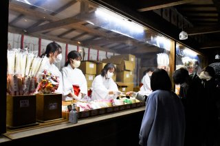 1面：感染予防し新年の参拝　新型コロナ早く収まって　糸魚川市天津神社　三が日の参拝者３割減
