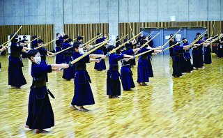 13面：絆、目標、夢掲げ１００人新年初稽古　上越市剣道連盟
