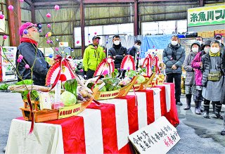 1面：活況願い「宝船」競り　地場産アピールへ連携　糸魚川青果卸売市場で新春初市