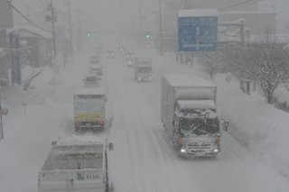 1面：初の「顕著な大雪」発表　高田、３時間で積雪２６センチ　交通障害警戒