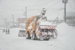 1面：積雪 ２メートル迫る　９年ぶり、記録的大雪に　上越市高田