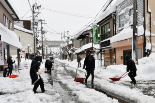 1面：海岸、平野部でも積雪増　９年ぶり大雪対策本部を設置　糸魚川市