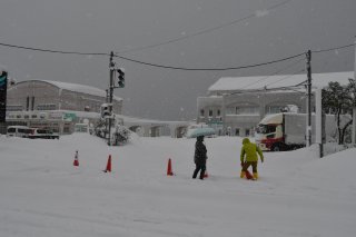 1面：海岸、平野部でも積雪増　９年ぶり大雪対策本部を設置　糸魚川市　②