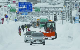 1面：高田で積雪２３５センチ　国道８号で車立ち往生　４８時間降雪量過去最多　②