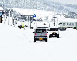1面：糸魚川市に災害救助法適用　豪雪災害対策本部を設置　能生地域徳合・仙納、通行止めで孤立状態　②