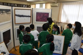 8面：学校の宝〈３〉南本町小・富岡惣一郎の絵画（上越市）　「トミオカホワイト」母校に　昨年、全所蔵作品一堂に公開