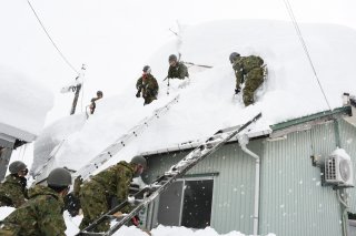 10面：市内の施設で除雪作業　隊員７０人が豪雪で災害派遣　陸自高田駐屯地