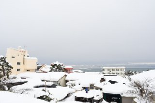 6面：異例の大雪に苦慮　雪下ろし、除雪に汗　鵜の浜や柿崎中心部