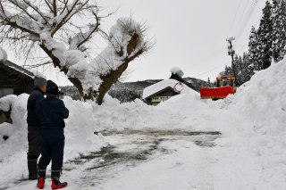 1面：糸魚川市能生地域５集落の孤立解消　３～４日ぶり道路開通　住民協力し除雪