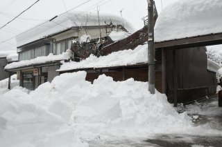 15面：雪の重みで空き家倒壊　隣接民家に被害　上越市東本町３