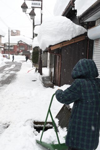 7面：要援護世帯に除雪費助成　災害救助法適用で対応　住民に除雪疲れ　妙高市