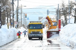 3面：市道の除排雪進む　妙高市新井地域５路線１９日まで　通学路など優先