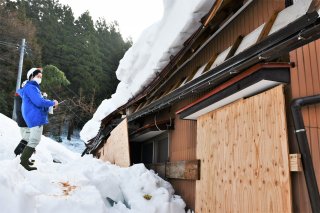1面：糸魚川市豪雪災害　罹災証明書１８日から発行　被災家屋現地調査　屋根や窓ガラス破損など