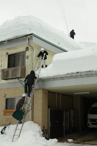 3面：地域の協力得て大掛かり雪下ろし　あいれふ安塚　除雪機屋根に上げ　②