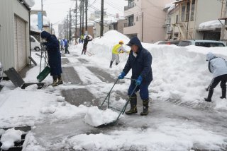 1面：住民出て除雪作業　生活道路確保に汗　上越市高田地区
