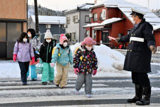 1面：糸魚川市内全学校で授業再開　給食の提供も　大雪で臨時休校
