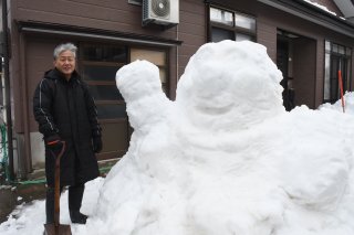 6面：住民らに癒やしを　自宅前、雪像お目見え　柿崎区　布施春雄さん宅